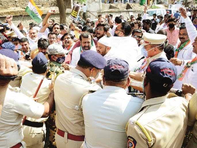 Congress-BJP conflict averted; Police blocked the Congress march on Bhagwat Karang's house | कॉंग्रेस-भाजप संघर्ष टळला; भागवत कराङ यांच्या घरावर जाणारा कॉंग्रेसचा मोर्चा पोलिसांनी रस्त्यातच अडवला Congress-BJP conflict averted; Police blocked the Congress march on Bhagwat Karang's house | कॉंग्रेस-भाजप संघर्ष टळला; भागवत कराङ यांच्या घरावर जाणारा कॉंग्रेसचा मोर्चा पोलिसांनी रस्त्यातच अडवला