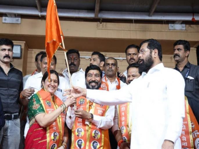 Entry of two former corporators into Shinde group, CM Eknath Shinde assured | ठाकरे गटाला धक्का; दोन माजी नगरसेवकांचा शिंदे गटात प्रवेश, एकनाथ शिंदेंनी दिलं आश्वासन Entry of two former corporators into Shinde group, CM Eknath Shinde assured | ठाकरे गटाला धक्का; दोन माजी नगरसेवकांचा शिंदे गटात प्रवेश, एकनाथ शिंदेंनी दिलं आश्वासन