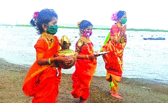 Celebrating Coconut Full Moon keeping social distance | सामाजिक अंतर ठेवत नारळी पौर्णिमा साजरी Celebrating Coconut Full Moon keeping social distance | सामाजिक अंतर ठेवत नारळी पौर्णिमा साजरी