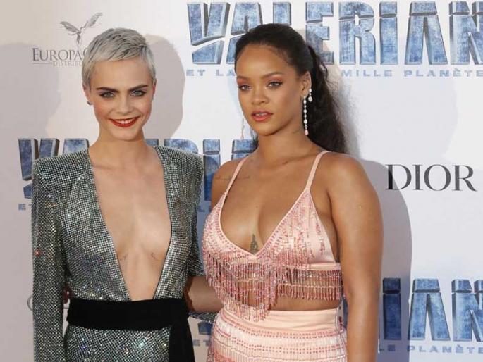 SEE HOT PICS: Rihanna's bold look in Paris premiere! | SEE HOT PICS : पॅरिसमधील प्रीमियरमध्ये पुन्हा दिसला रिहानाचा बोल्ड अंदाज! SEE HOT PICS: Rihanna's bold look in Paris premiere! | SEE HOT PICS : पॅरिसमधील प्रीमियरमध्ये पुन्हा दिसला रिहानाचा बोल्ड अंदाज!