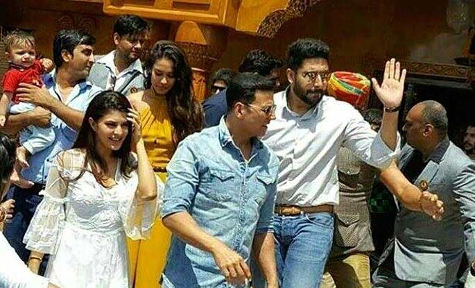 The Gujarati plate took place by 'Team of the Housefull 3' | ‘हाऊसफुल्ल ३’ च्या टीमने घेतला गुजराती थालीचा आस्वाद The Gujarati plate took place by 'Team of the Housefull 3' | ‘हाऊसफुल्ल ३’ च्या टीमने घेतला गुजराती थालीचा आस्वाद