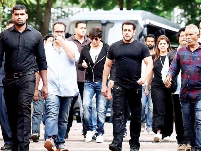 Shah Rukh Khan and Salman Khan's 'Photo' on the social media; If you are shooting a movie, take it! | शाहरूख खान अन् सलमान खानच्या ‘या’ फोटोची सोशल मीडियावर धूम; कोणत्या बरं चित्रपटाची शूटिंग करीत असतील, घ्या जाणून! Shah Rukh Khan and Salman Khan's 'Photo' on the social media; If you are shooting a movie, take it! | शाहरूख खान अन् सलमान खानच्या ‘या’ फोटोची सोशल मीडियावर धूम; कोणत्या बरं चित्रपटाची शूटिंग करीत असतील, घ्या जाणून!