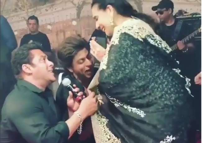 Salman-Shahrukh's Avatar: Sonam Kapoor's Mom; Said; 'Control'! | सलमान-शाहरूखचा अवतार बघून घाबरली सोनम कपूरची मॉम; म्हटले; ‘यांना कंट्रोल करा’! Salman-Shahrukh's Avatar: Sonam Kapoor's Mom; Said; 'Control'! | सलमान-शाहरूखचा अवतार बघून घाबरली सोनम कपूरची मॉम; म्हटले; ‘यांना कंट्रोल करा’!