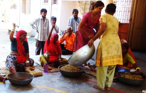 Some women in Gujarat come together and sell masala products, pickles 'Rudy' brand names. | गुजरातमधील काही महिला एकत्र येऊन मसाला उत्पादने, लोणचे 'रुडी' या ब्रँडनेमने विकतात.