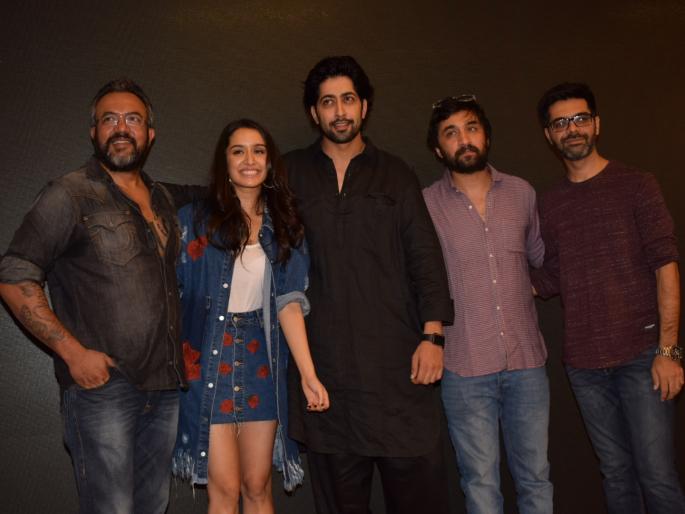 SEE PICS: Twitter 'Haseena Parkar' starcastasti gift given to you! | SEE PICS : ट्विटर आॅफिसला ‘हसीना पारकर’च्या स्टारकास्टनी दिली भेट !