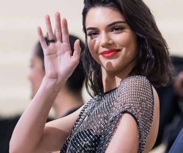 Sizzelling Photos: Kendall Jenner's Nude Photonic Sensation on Social Media! | Sizzelling Photos : केंडल जेनरच्या न्यूड फोटोंनी सोशल मीडियावर खळबळ !