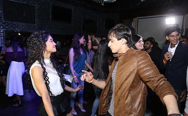 Thirakali Naira on the song "Thumkada" with boyfriend at the party, see photo | पार्टीमध्ये बॉयफ्रेंडसह लंडन ठुमकदा गाण्यावर थिरकली नायरा, पाहा फोटो