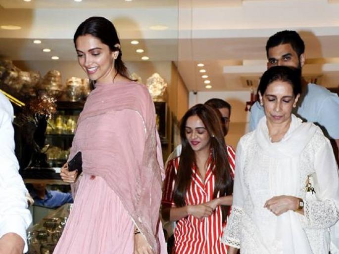Deepika Padukone seen wearing jewels; If not this 'shopping shopping'? | आईसोबत दागिणे खरेदी करताना दिसली दीपिका पादुकोण; ही ‘वेडिंग शॉपिंग’ तर नाही?