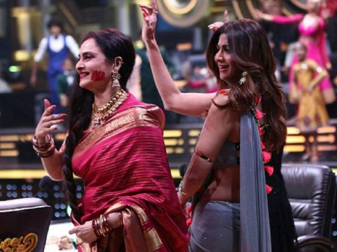 Amitabh Bachchan's 'Rang Barse' has written a picture of the thumke ... see photo !! | अमिताभ बच्चन यांच्या ‘रंग बरसे’वर रेखाने लावले ठुुमके...पाहा फोटो!! Amitabh Bachchan's 'Rang Barse' has written a picture of the thumke ... see photo !! | अमिताभ बच्चन यांच्या ‘रंग बरसे’वर रेखाने लावले ठुुमके...पाहा फोटो!!