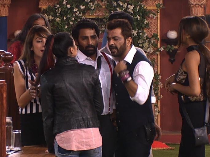 Bigg Boss: Indie vs Viola in Celebrity | बिग बॉस : इंडियावले विरुद्ध सेलिब्रिटींमध्ये घमासान