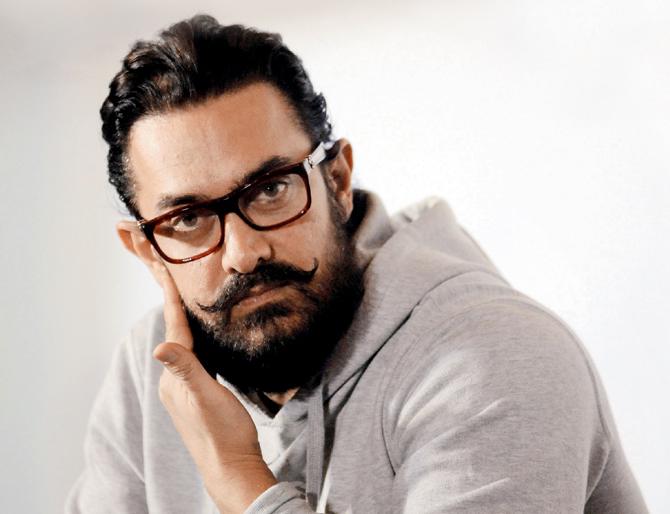 Aamir Khan is back at work by overcoming swine flu! | स्वाइन फ्लूवर मात करून आमिर खान परतला कामावर!
