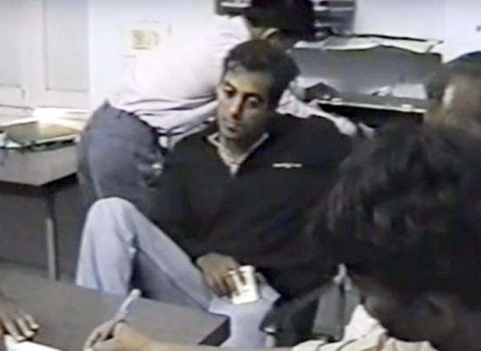 Salman Khan was involved in blackbuck hunting; Watch 19 years ago video! | काळवीट शिकारप्रकरणी सलमान खानची केली होती कसून चौकशी; पहा १९ वर्षांपूर्वीचा व्हिडीओ!