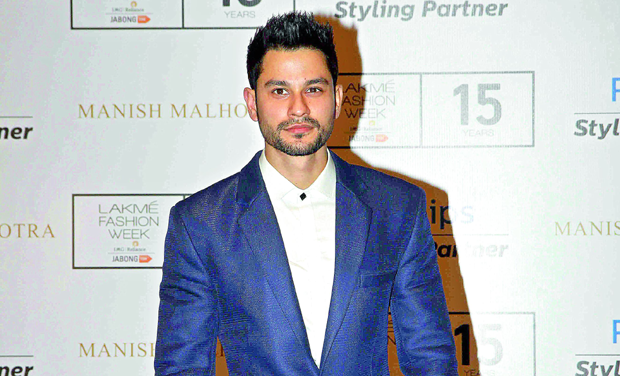 Mumbai Police force Kunal Khemu to run a non-violent bike! | विनाहेल्मेट बाइक चालविणाºया कुणाल खेमूला मुंबई पोलिसांचा दणका! Mumbai Police force Kunal Khemu to run a non-violent bike! | विनाहेल्मेट बाइक चालविणाºया कुणाल खेमूला मुंबई पोलिसांचा दणका!