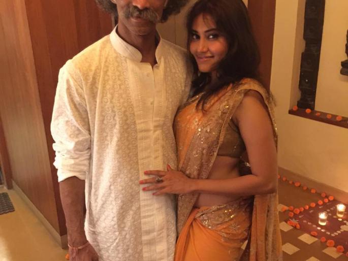 'Daddy' Desh Deshpande married a 20-year-old woman in a live relationship, will marry soon! | 'डॅडी'मकरंद देशपांडे २० वर्षीय तरुणीसोबत लिव्ह इन रिलेशनशिपमध्ये,लवकरच करणार लग्न! 'Daddy' Desh Deshpande married a 20-year-old woman in a live relationship, will marry soon! | 'डॅडी'मकरंद देशपांडे २० वर्षीय तरुणीसोबत लिव्ह इन रिलेशनशिपमध्ये,लवकरच करणार लग्न!