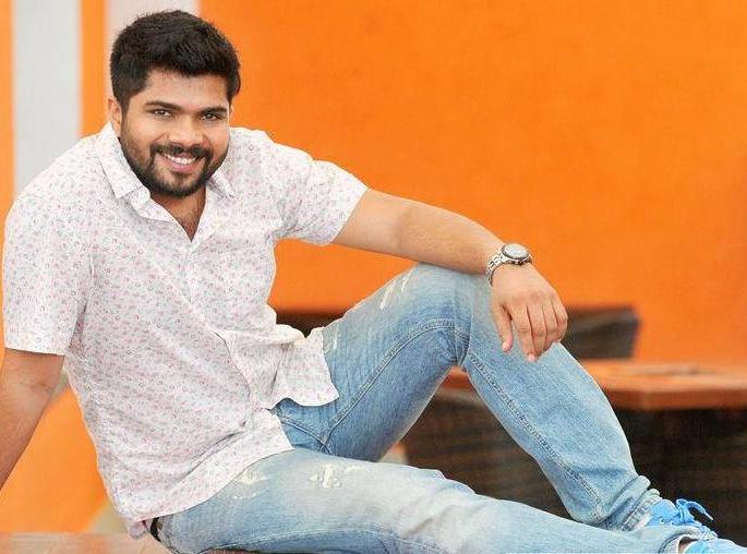 Hemant Dhoomla's diverse role to do | हेमंत ढोमेला करायच्या विविधांगी भूमिका