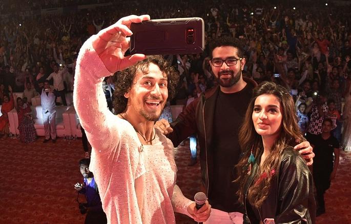 SEE PICS: Munna Michael 'dadi' in love with Nagpur! | SEE PICS : ‘मुन्ना मायकल’ ‘दर्दी’ नागपूरच्या प्रेमात! SEE PICS: Munna Michael 'dadi' in love with Nagpur! | SEE PICS : ‘मुन्ना मायकल’ ‘दर्दी’ नागपूरच्या प्रेमात!