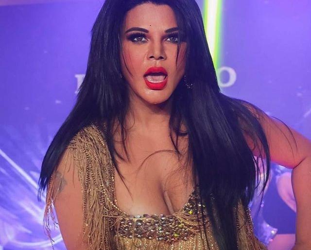 Rakhi Sawant is finally arrested; Attempted to defame police! | ...अखेर राखी सावंतला अटक; पोलिसांना गुंगारा देण्याचा केला प्रयत्न!!