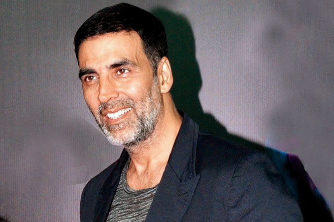 Akshay gives a gift to Subhash Kapoor! | ​अक्षयने दिले सुभाष कपूरला गिफ्ट!