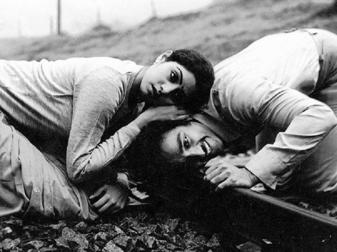 These five films of Sridevi are South! | हिंदी इतकेचं यादगार ठरलेत श्रीदेवीचे साऊथचे हे पाच चित्रपट !