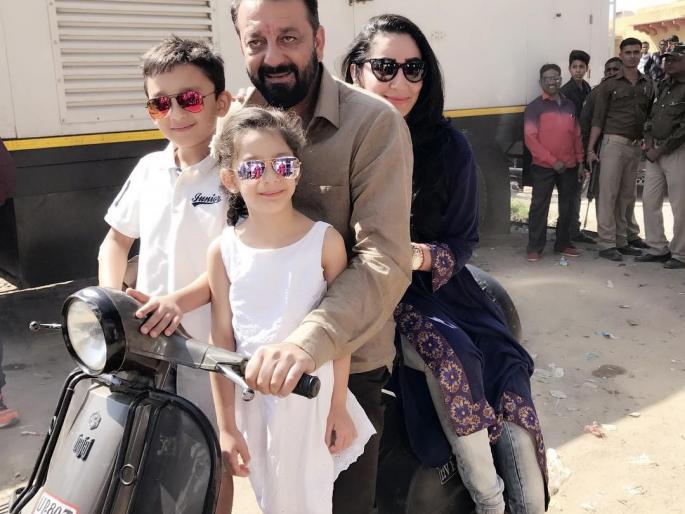 Happy moments: Sanjay Dutt on his scooter Accreditation and children Agra journey | Happy moments : संजय दत्तने स्कूटरवर घडविली मान्यता अन् मुलांना आग्रा सफर