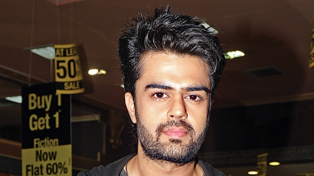 Piyush has 20 slaps attached to Manish Paul | पियूषने मनीष पॉलला लगावल्या २० थप्पड Piyush has 20 slaps attached to Manish Paul | पियूषने मनीष पॉलला लगावल्या २० थप्पड