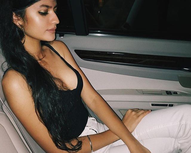 SEE PICS: Despite being away from the world of glamor, this 'teenager' has brought millions of people crazy! | SEE PICS : ग्लॅमर विश्वापासून दूर असूनही ‘या’ तरुणी’ने लाखो लोकांना लावले वेड !