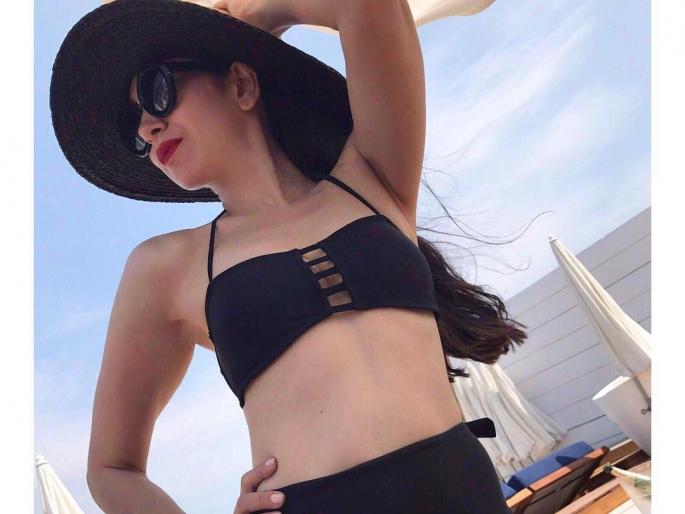 SEE PICS: Karishma Kapoor backs Kareena Kapoor's sister; Hot Bikini Photos Shared! | SEE PICS : करिष्मा कपूरने बहीण करिना कपूरला टाकले मागे; शेअर केला हॉट बिकिनी फोटो!