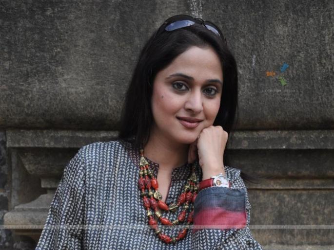 The sound of Suman Kalyanpurkar's voice jumped on Mrinal | मृणालवर चढली सुमन कल्याणपुरकर यांच्या आवाजाची जादु