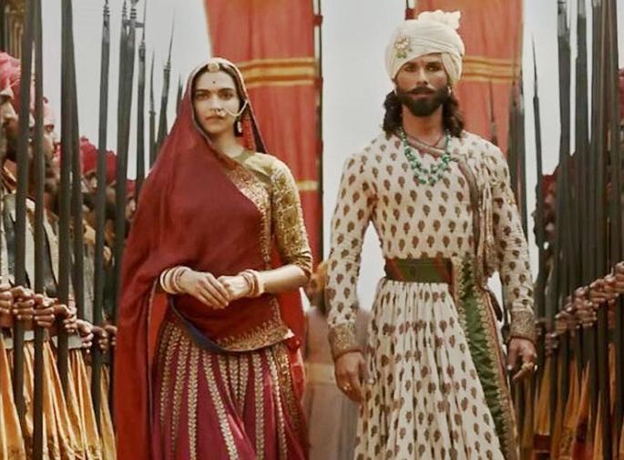 Violent turn of the 'Padmavat' controversy, burning in Ahmedabad: demand for Rajpoot unions | ‘पद्मावत’ वादाला हिंसक वळण, अहमदाबादेत जाळपोळ : राजपूत संघटनांची वटहुकुम आणण्याची मागणी Violent turn of the 'Padmavat' controversy, burning in Ahmedabad: demand for Rajpoot unions | ‘पद्मावत’ वादाला हिंसक वळण, अहमदाबादेत जाळपोळ : राजपूत संघटनांची वटहुकुम आणण्याची मागणी