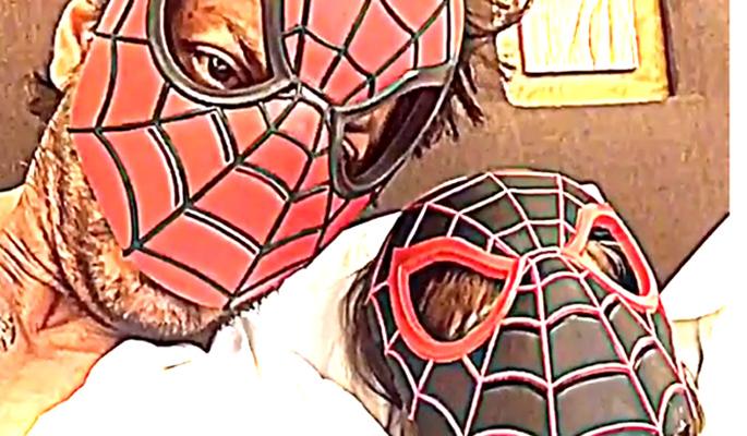 Shahrukh Khan made with spiderman! | ​शाहरुख खान अब्राहमसह बनला स्पायडरमॅन !