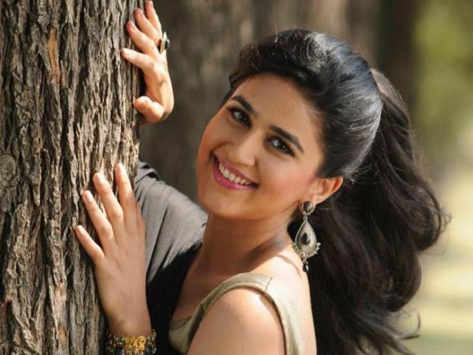 Must watch: Vaidehi Parashuram's fragile-looking photos treasure ...! | Must watch : वैदेही परशुरामीच्या नाजुक-साजूक फोटोंचा खजिना...!