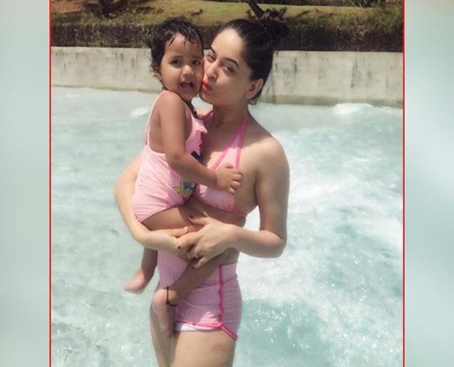 Mahi Vij, who is celebrating Holiday with Family | फॅमिलीसह हॉलिडे एन्जॉय करतेय माही विज