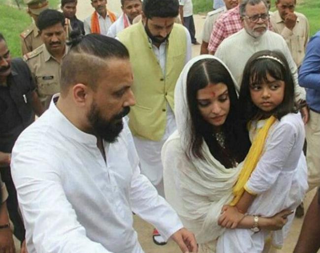 Watch Video: Aishwarya Rai with her husband Abhishek Bachchan did the blessings of his father! | Watch Video : पती अभिषेक बच्चनसह ऐश्वर्या रायने वडिलांच्या अस्थिंचे केले विसर्जन!! Watch Video: Aishwarya Rai with her husband Abhishek Bachchan did the blessings of his father! | Watch Video : पती अभिषेक बच्चनसह ऐश्वर्या रायने वडिलांच्या अस्थिंचे केले विसर्जन!!
