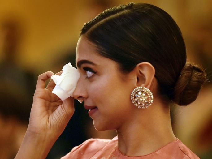 Deepika Padukone's eyes came after the father received the Life Time Achievement Award, see video! | वडिलांना लाईफ टाईम अचिव्हमेंट अॅवॉर्ड मिळल्यानंतर दीपिका पादुकोणच्या डोळ्यात आले अश्रू, पाहा व्हिडिओ ! Deepika Padukone's eyes came after the father received the Life Time Achievement Award, see video! | वडिलांना लाईफ टाईम अचिव्हमेंट अॅवॉर्ड मिळल्यानंतर दीपिका पादुकोणच्या डोळ्यात आले अश्रू, पाहा व्हिडिओ !