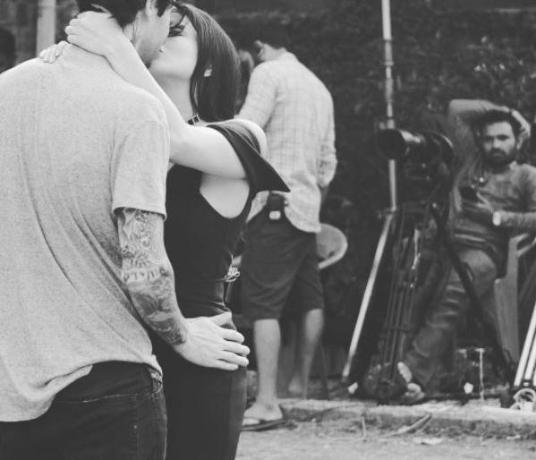 Sunny Leone shared a photo of Leplock with her husband; Social media flare up !! | सनी लिओनीने पतीसोबत लिपलॉक करतानाचा फोटो केला शेअर; सोशल मीडियावर उडाली खळबळ!!