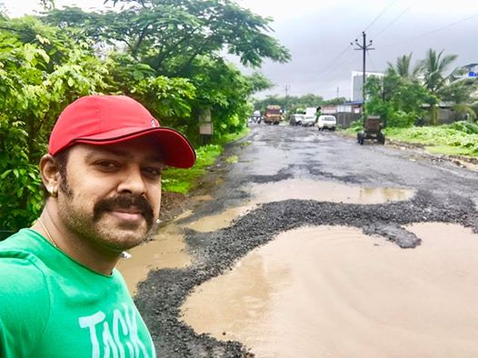 The fort of Alibag road shown by Devadatta Nagane; Netizens said, 'now you do something!' | देवदत्त नागेनी दाखविली अलिबागच्या रस्त्याची दैना; नेटिझन्सनी म्हटले ‘देवा आता तुम्हीच काहीतरी करा’! The fort of Alibag road shown by Devadatta Nagane; Netizens said, 'now you do something!' | देवदत्त नागेनी दाखविली अलिबागच्या रस्त्याची दैना; नेटिझन्सनी म्हटले ‘देवा आता तुम्हीच काहीतरी करा’!