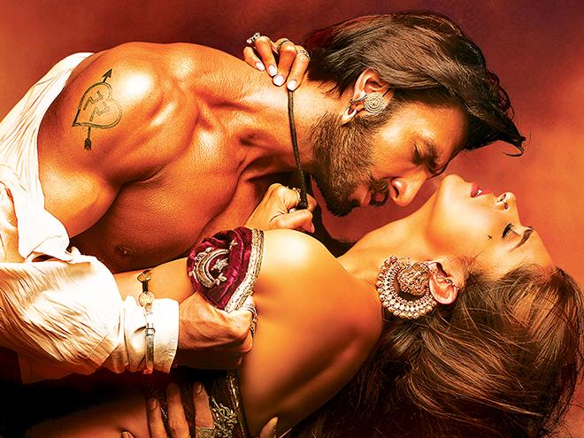 Ranveer Singh went to the photographer to delete the private photo of Deepika Padukone. | दीपिका पादुकोणसोबतचे प्रायव्हेट फोटो डिलीट करण्यासाठी फोटोग्राफरवर धावून गेला रणवीर सिंग! Ranveer Singh went to the photographer to delete the private photo of Deepika Padukone. | दीपिका पादुकोणसोबतचे प्रायव्हेट फोटो डिलीट करण्यासाठी फोटोग्राफरवर धावून गेला रणवीर सिंग!