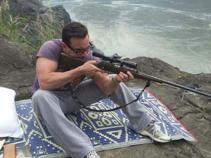 Shoot for 'Rangoon' with a rifle in hand! | हातात रायफल घेऊन ‘रंगून’साठी शूट! Shoot for 'Rangoon' with a rifle in hand! | हातात रायफल घेऊन ‘रंगून’साठी शूट!