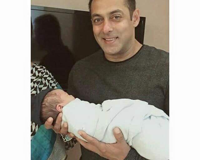Curious photos of Mamu Salman with Ahul | अहिलसोबत मामु सलमानचे क्युट फोटो Curious photos of Mamu Salman with Ahul | अहिलसोबत मामु सलमानचे क्युट फोटो