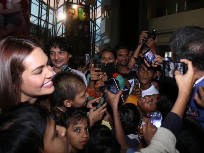 Boman Irani and actress Esha Gupta along with the Cancer Patients on the day full of entertainment program | Boman Irani and actress Esha Gupta along with the Cancer Patients at the day full of entertainment program
