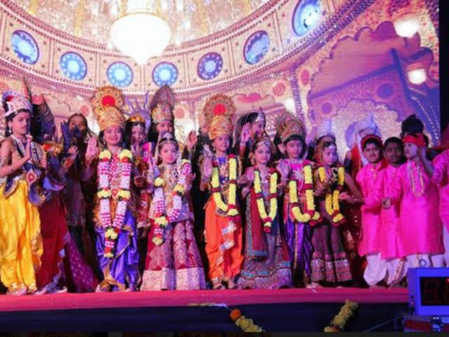 1250 World Heritage Artists from Geetaramayana | १२५० बालकलाकारांचा 'गीतरामायणा'तून विश्वविक्रमी कलाविष्कार 1250 World Heritage Artists from Geetaramayana | १२५० बालकलाकारांचा 'गीतरामायणा'तून विश्वविक्रमी कलाविष्कार