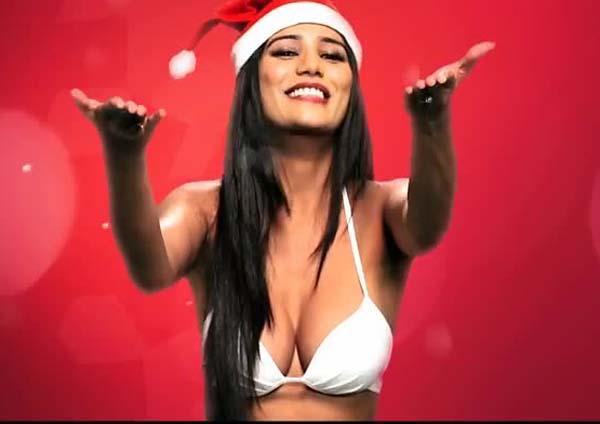 Poonam Pandey said in a fancy such saying that 'Merry Xmas' | पूनम पांडेने फॅन्सना अशा अंदाजात म्हटले 'Merry Xmas' Poonam Pandey said in a fancy such saying that 'Merry Xmas' | पूनम पांडेने फॅन्सना अशा अंदाजात म्हटले 'Merry Xmas'