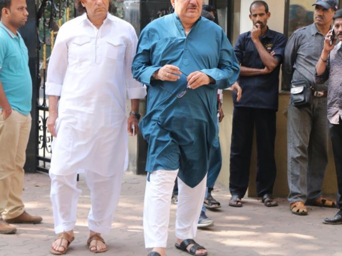 Family & Friends visit Om Puri's house after his death | Family & Friends visit Om Puri's house after his demise