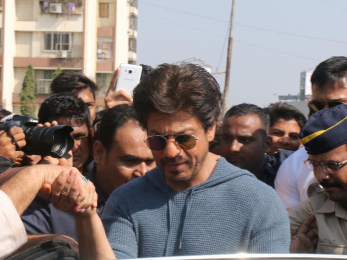 Shahrukh Khan & Poonam Mahajan unveil the #Bandra sculpture | Shahrukh Khan & Poonam Mahajan unveil the #Bandra sculpture