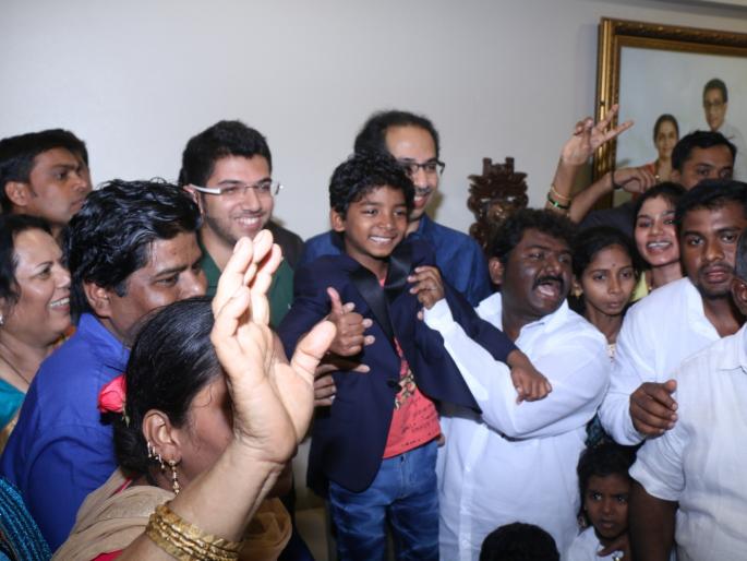 Uddhav Thackeray's Visit to Oscar Boy Sunny Pawar | अॉस्कर बॉय सनी पवाराने घेतली उद्धव ठाकरेंची भेट