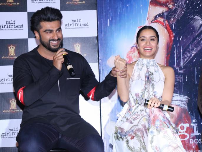Arvind Kejriwal and Arjuna Chemistry, seen in the launch of Half Girlfriend's trailer | ‘हाफ गर्लफ्रेन्ड’चा ट्रेलर लाँचला दिसली श्रद्धा आणि अर्जुनची केमिस्ट्री