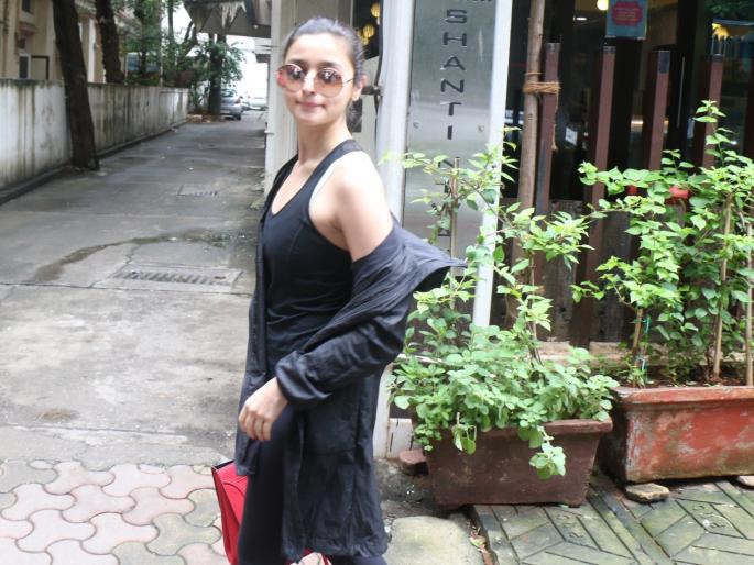 Alia Bhatt's Casual Report ... | आलिया भट्ट कॅज्यूअल अंदाजात...