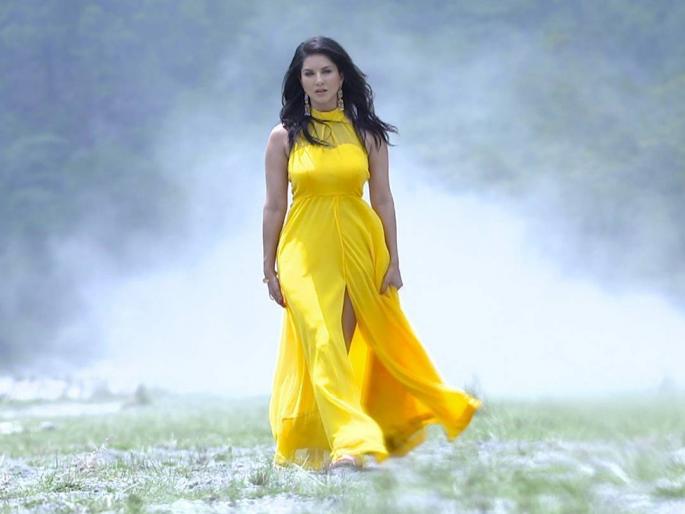 See Video: Sunny Leone becomes 'villain' after 'Land' trailer release; Banana herpes dance! | See Video : ‘भूमी’चे ट्रेलर रिलीज होताच सनी लिओनी बनली ‘खलनायक’; केला नागीण डान्स!