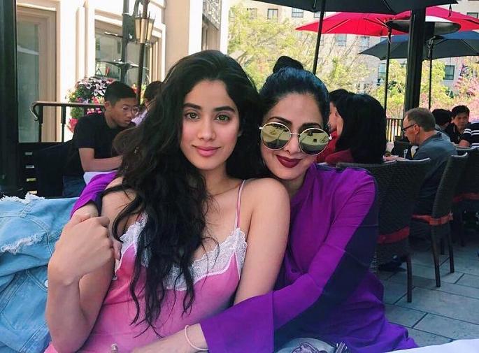 Unfortunate coincidence! Like Aarjun, Jhanvi did not even have to see 'Debu'! | एक दुर्दैवी योगायोग! अर्जुनप्रमाणेच जान्हवीचा ‘डेब्यू’ पाहण्यासाठीही आई नाही!!