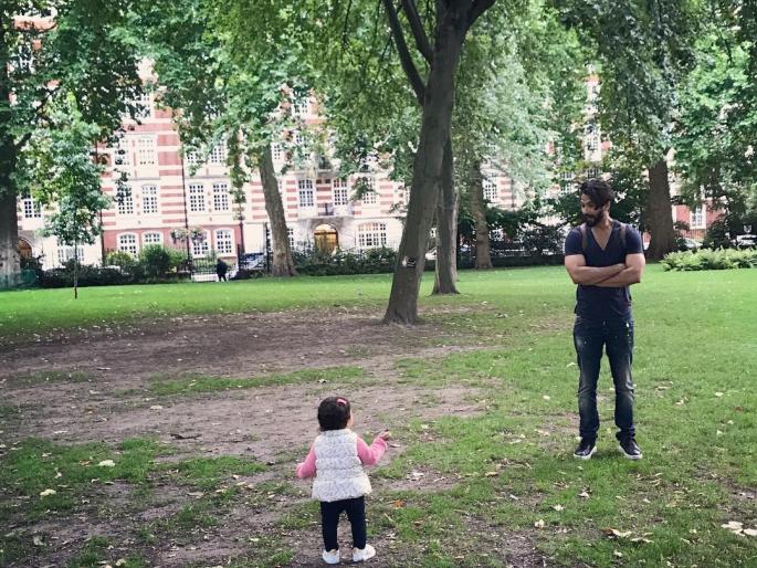 Pappa Shahid Kapoor seen playing in the park with a lovely Misha | लाडक्या मीशासोबत पार्कमध्ये खेळताना दिसला पप्पा शाहिद कपूर !